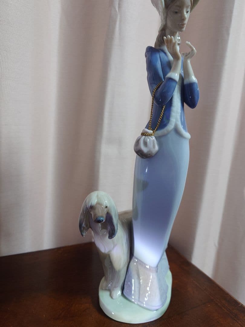 専用J様　LLADRO　青と白の陶器製女性像と犬