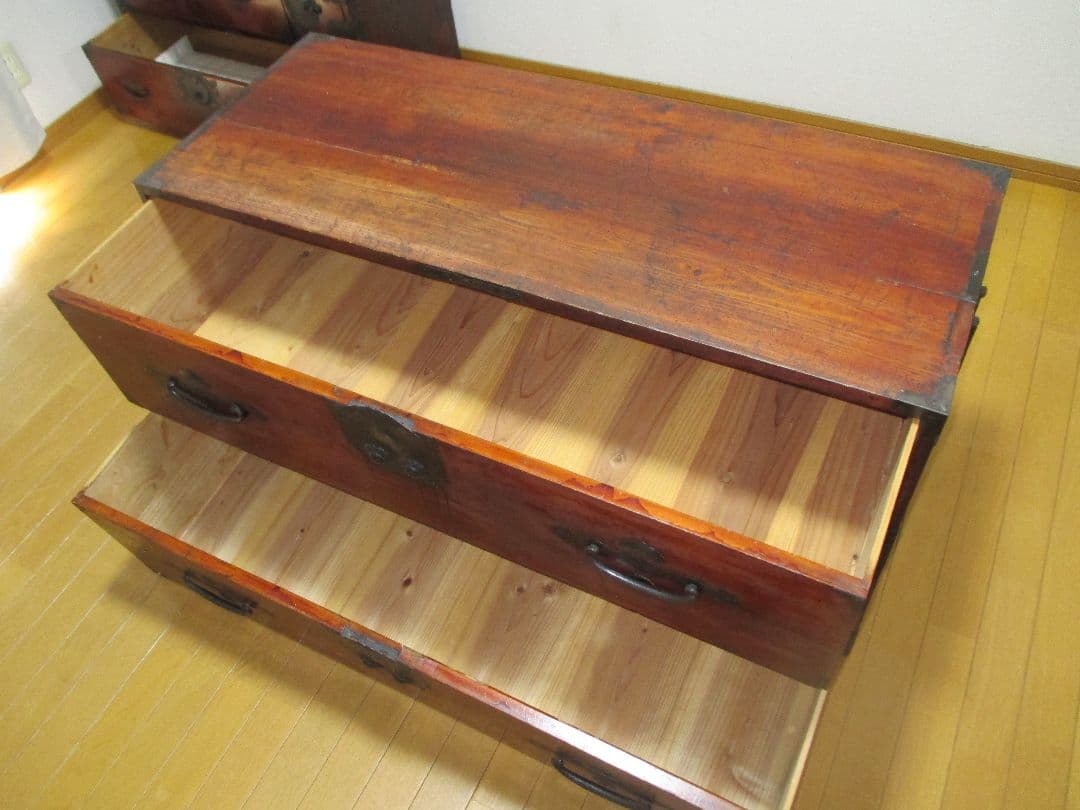 伝統的な日本のアンティーク木製箪笥