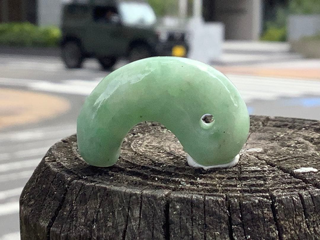 自信の安価お値段‼️自信の品質‼️ 糸魚川翡翠*緑*人気の平塚古墳型勾玉　鑑別書付‼️