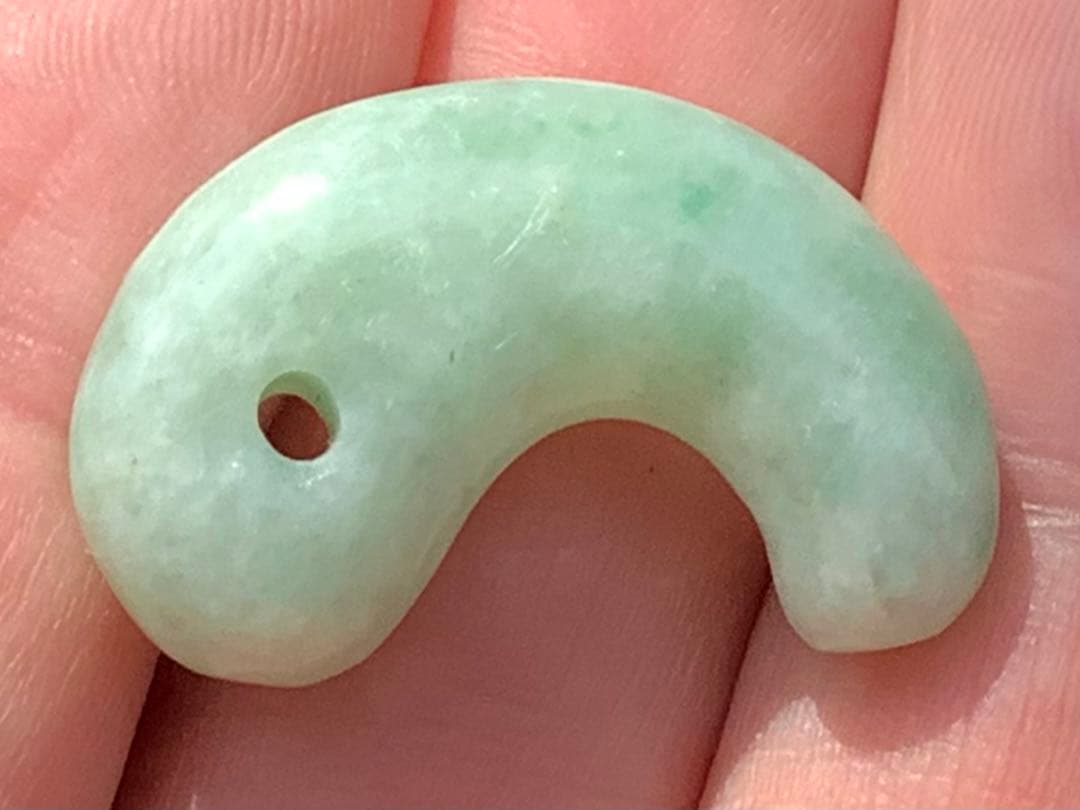 自信の安価お値段‼️自信の品質‼️ 糸魚川翡翠*緑*人気の平塚古墳型勾玉　鑑別書付‼️