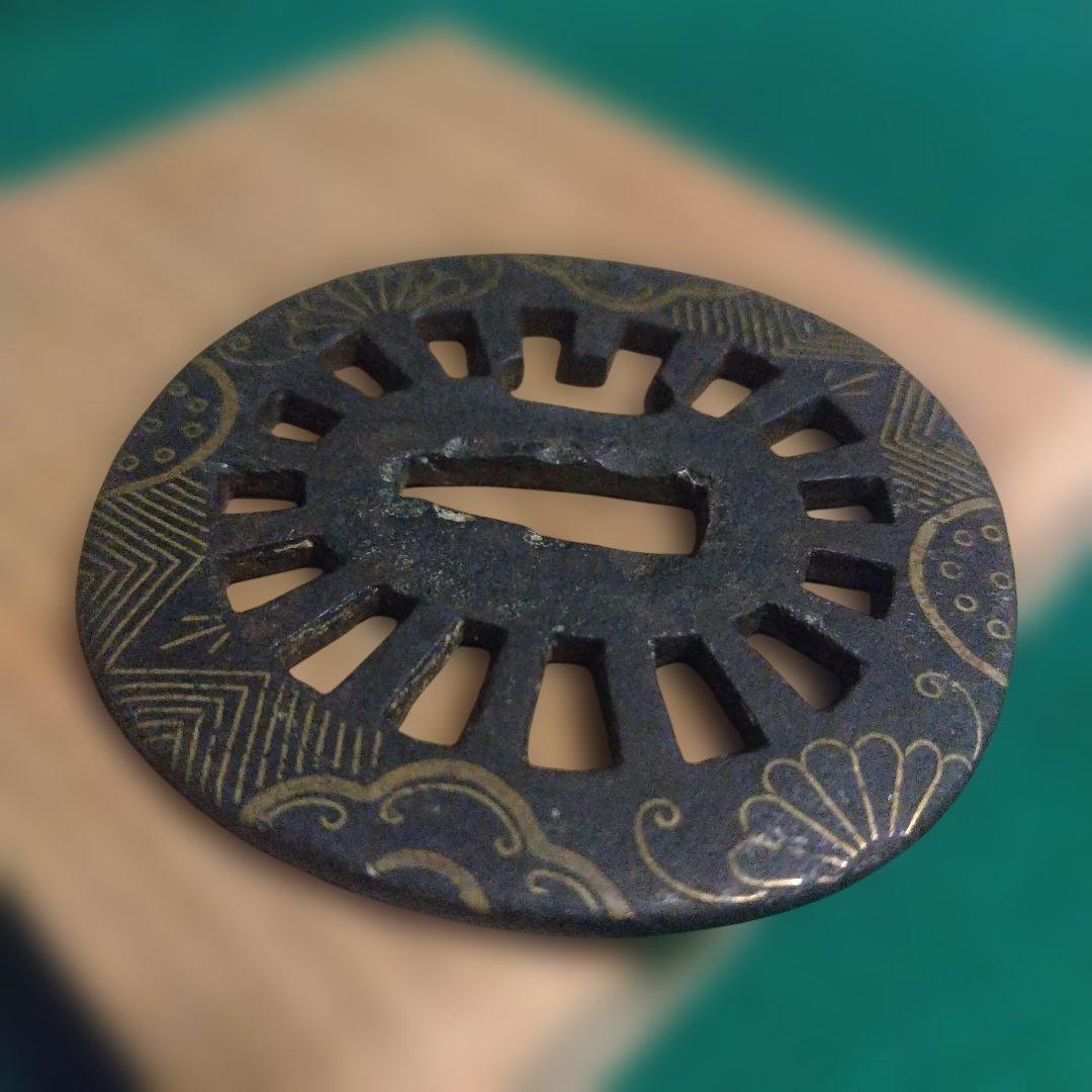 金属製 鍔(つば) 円形 黒色 金色装飾 象嵌　鉄地