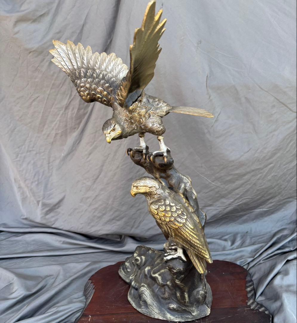 Hy131　鷹の置物　金属製　オブジェ　木製台座付き　刻印あり　インテリア