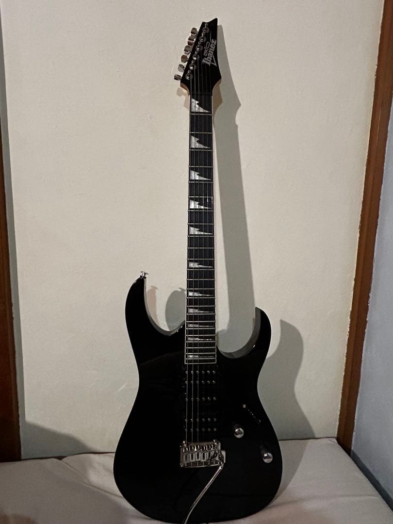 ブラックエレキギター 6弦