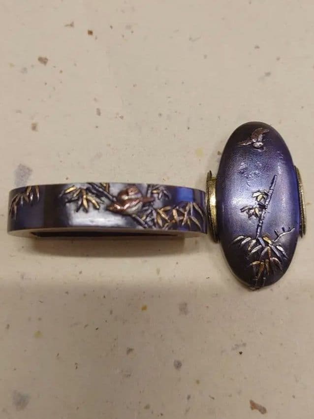 縁頭、山金地に竹に雀図