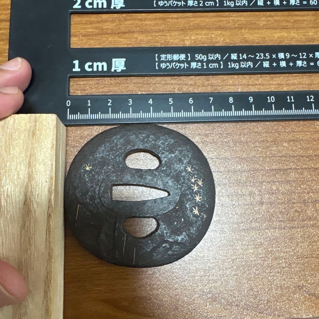 日本刀の鍔　アンティーク　美術品　工芸品　刀装具　紅葉模様の黒色金属鍔 122g