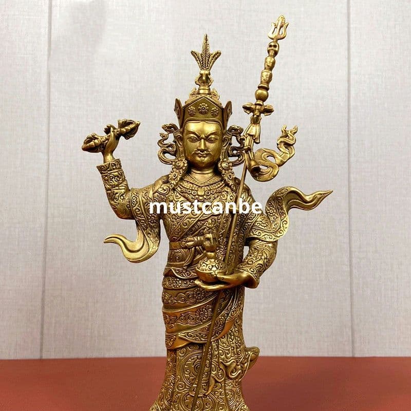 精緻な金属製仏像、金色の装飾、仏教文化の象徴。