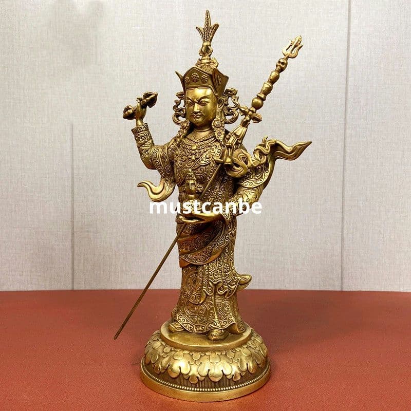 精緻な金属製仏像、金色の装飾、仏教文化の象徴。