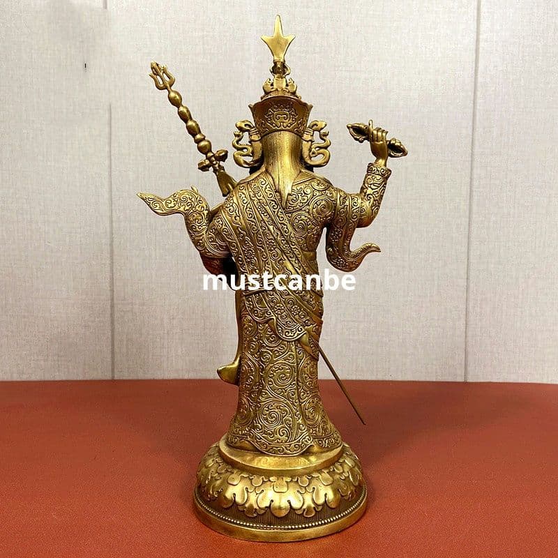 精緻な金属製仏像、金色の装飾、仏教文化の象徴。