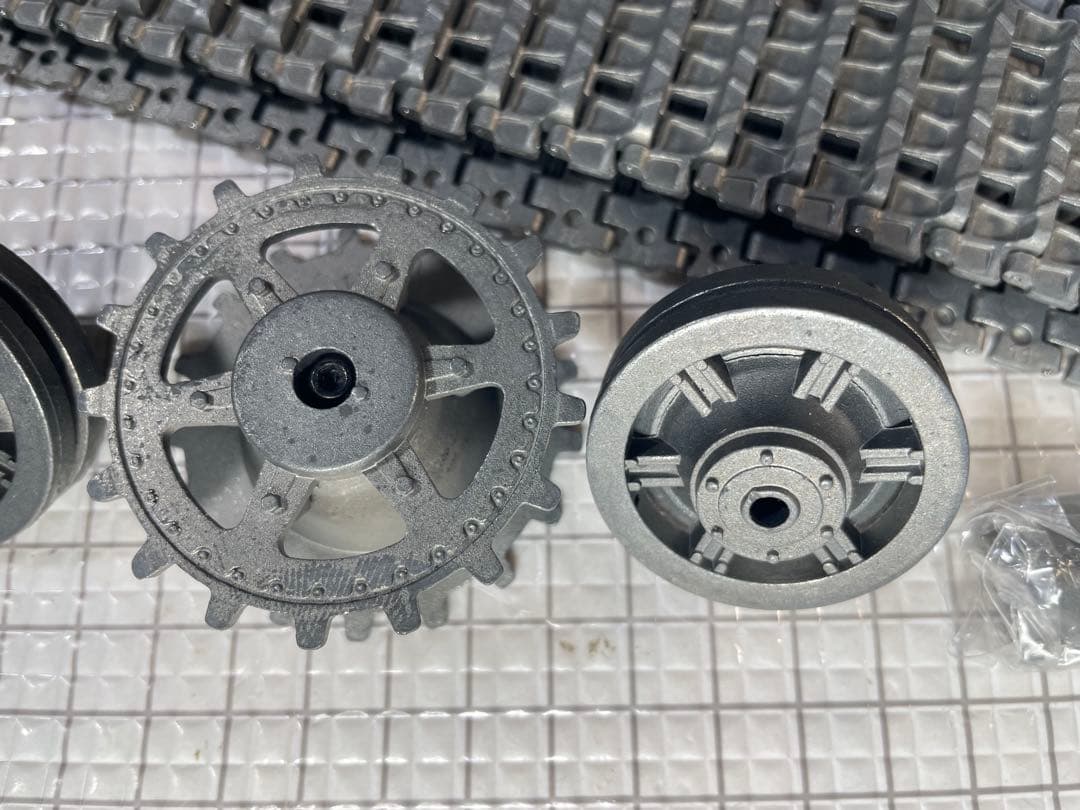 ヘンロン1\16 ヤークトパンサー&パンサーG純正金属履帯起動輪誘導輪