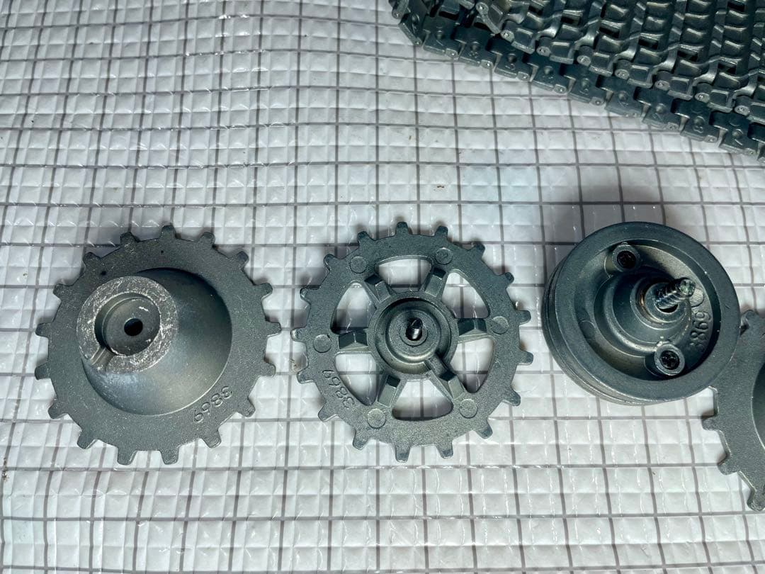 ヘンロン1\16 ヤークトパンサー&パンサーG純正金属履帯起動輪誘導輪