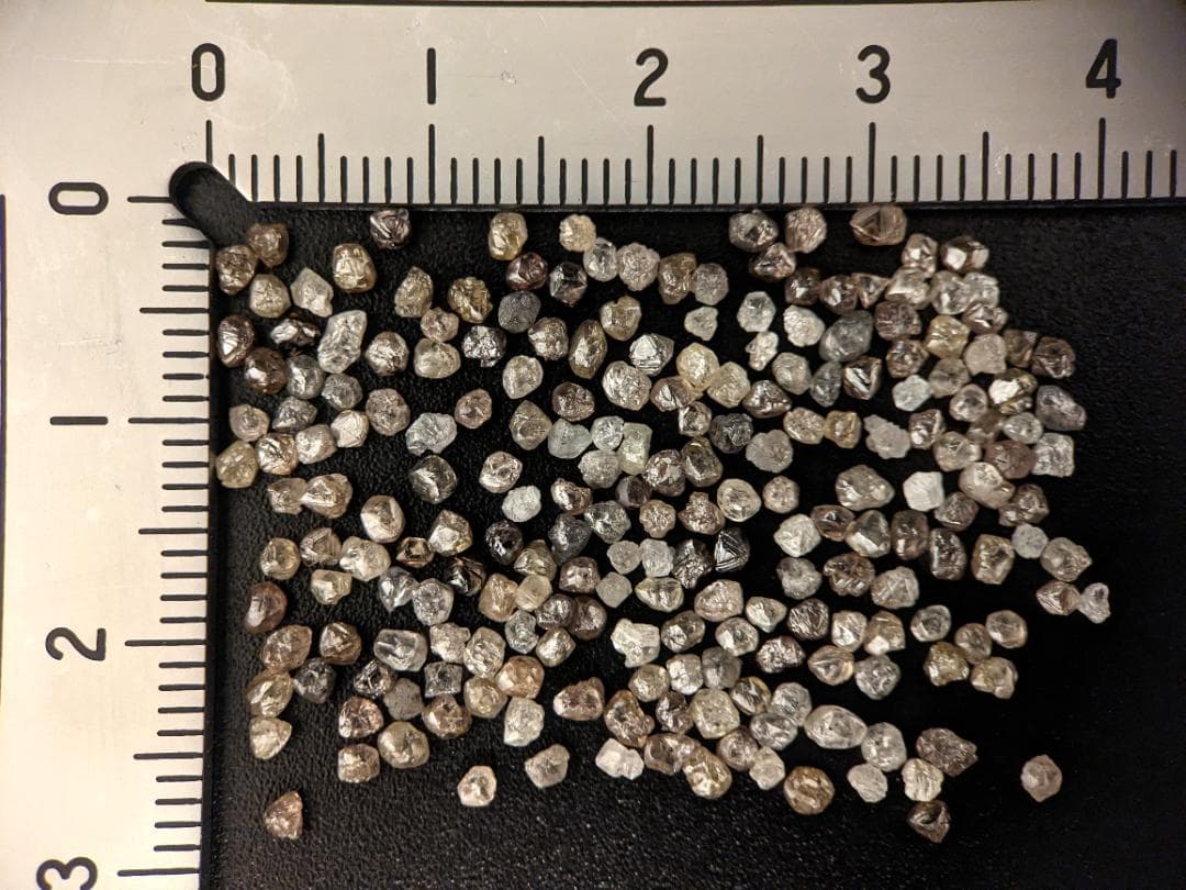 天然ダイヤモンド原石（蛍光アリ）　合計10カラット