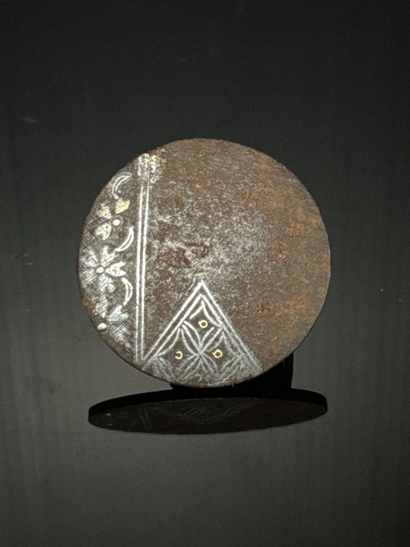 江戸期 古鉄製 金銀象嵌 花菱紋 丸型 根付 提げ物