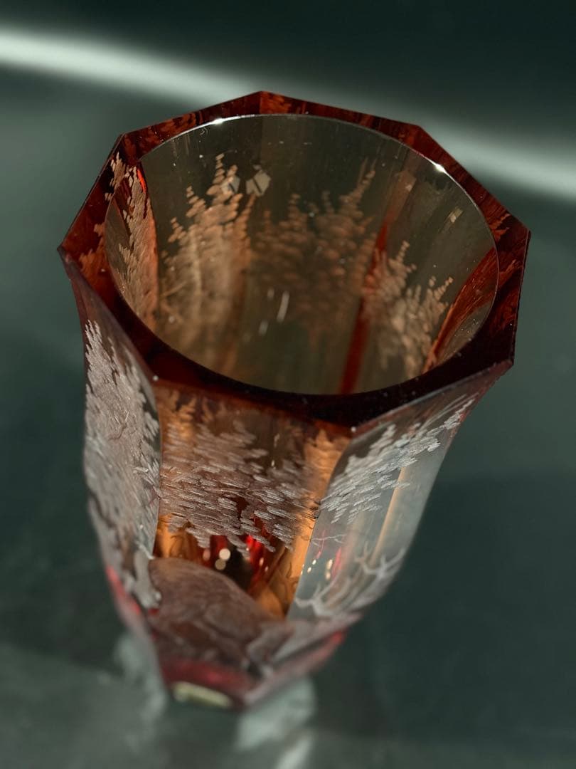 モーゼル クリスタル　赤色　鹿彫刻　八角形　花瓶