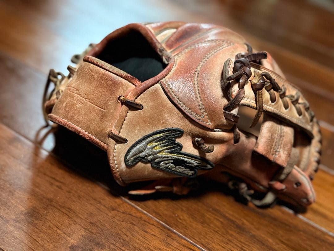 茶色の革製野球グローブ