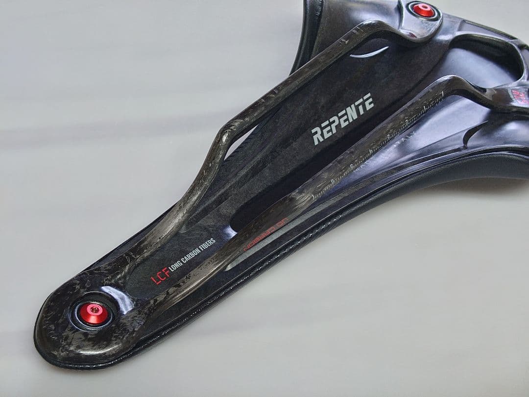美品 レペンテ REPENTE SPYD 3.0 142mm カーボン サドル