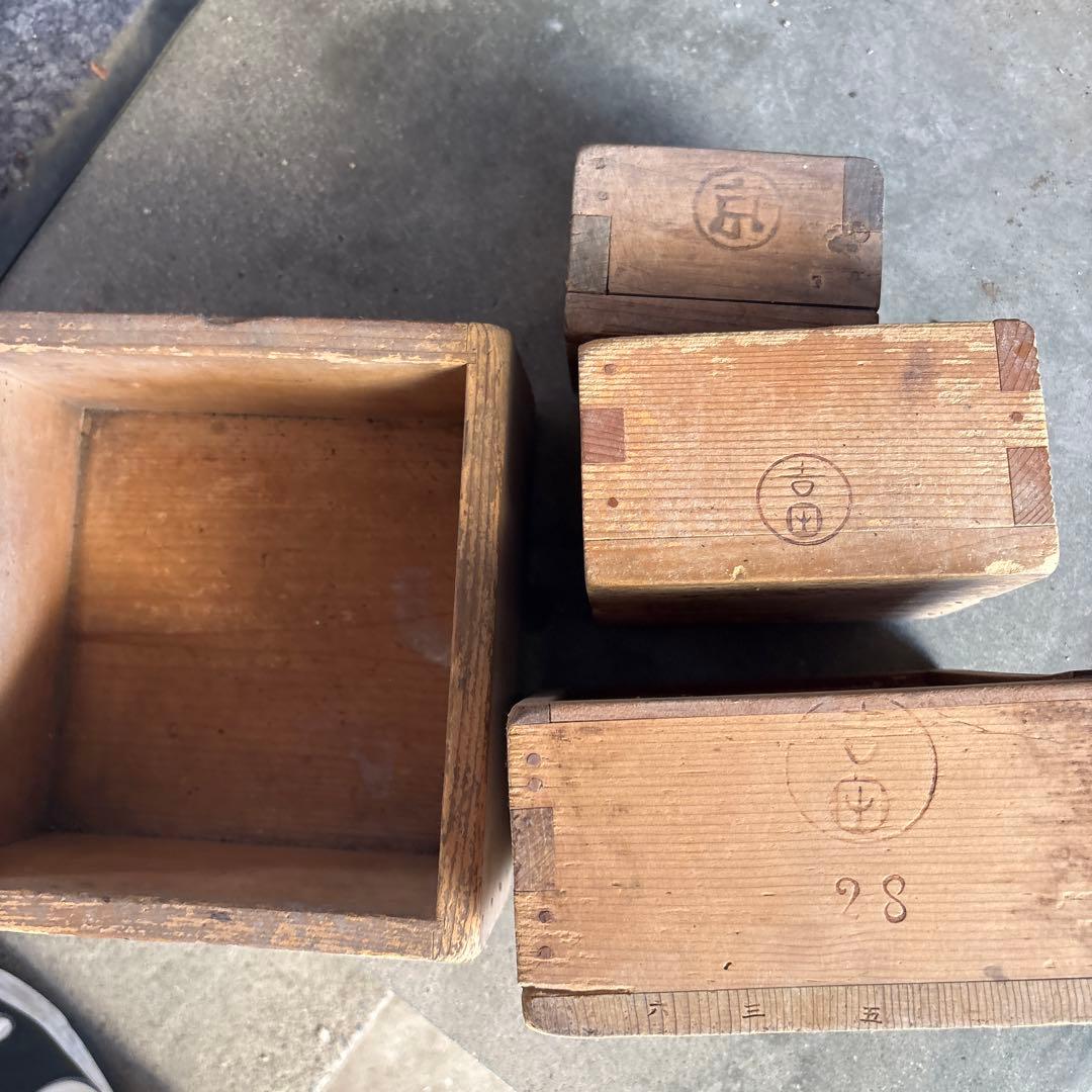 木製の重ねられる収納箱4つセット