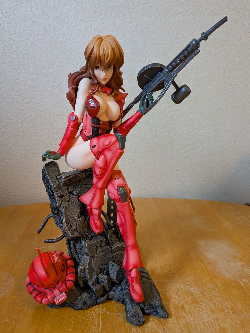 峰不二子フィギュア 赤 の戦闘服verライフル付き