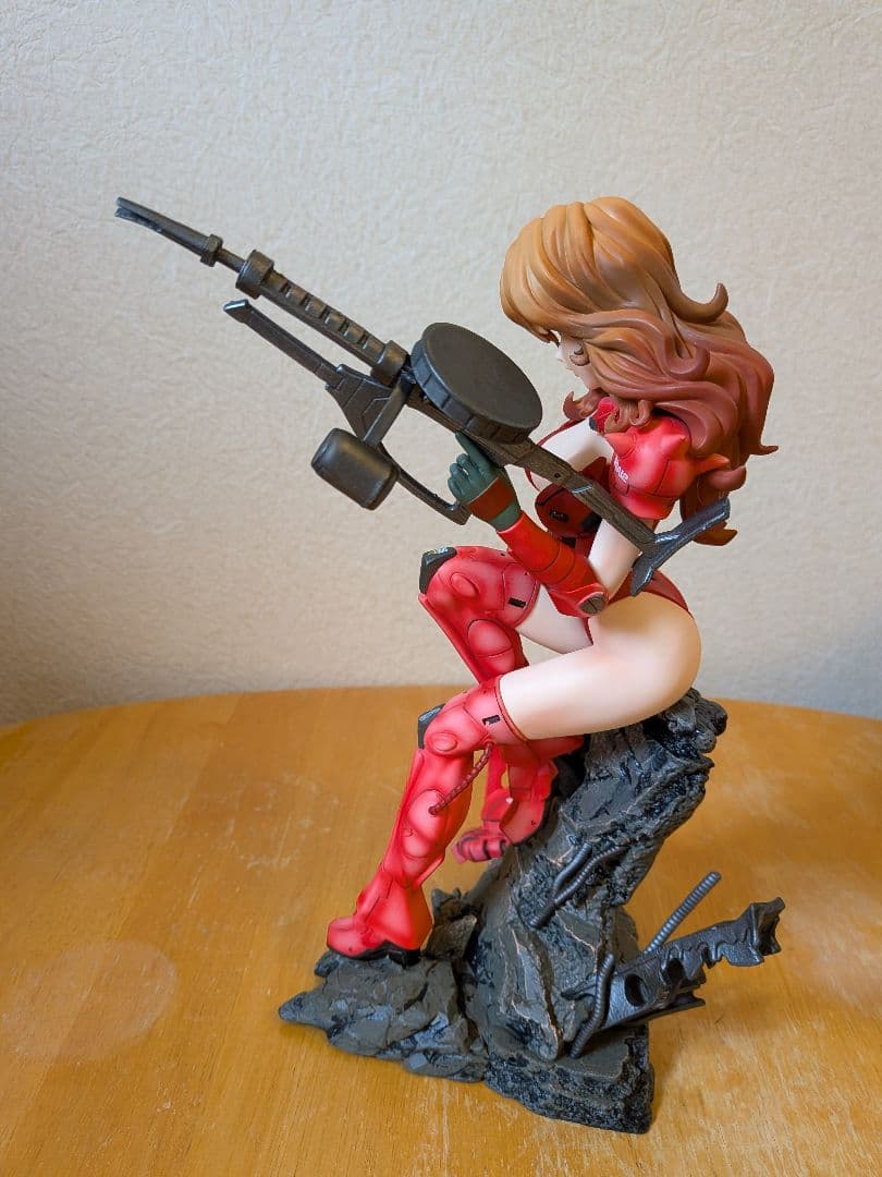 峰不二子フィギュア 赤 の戦闘服verライフル付き