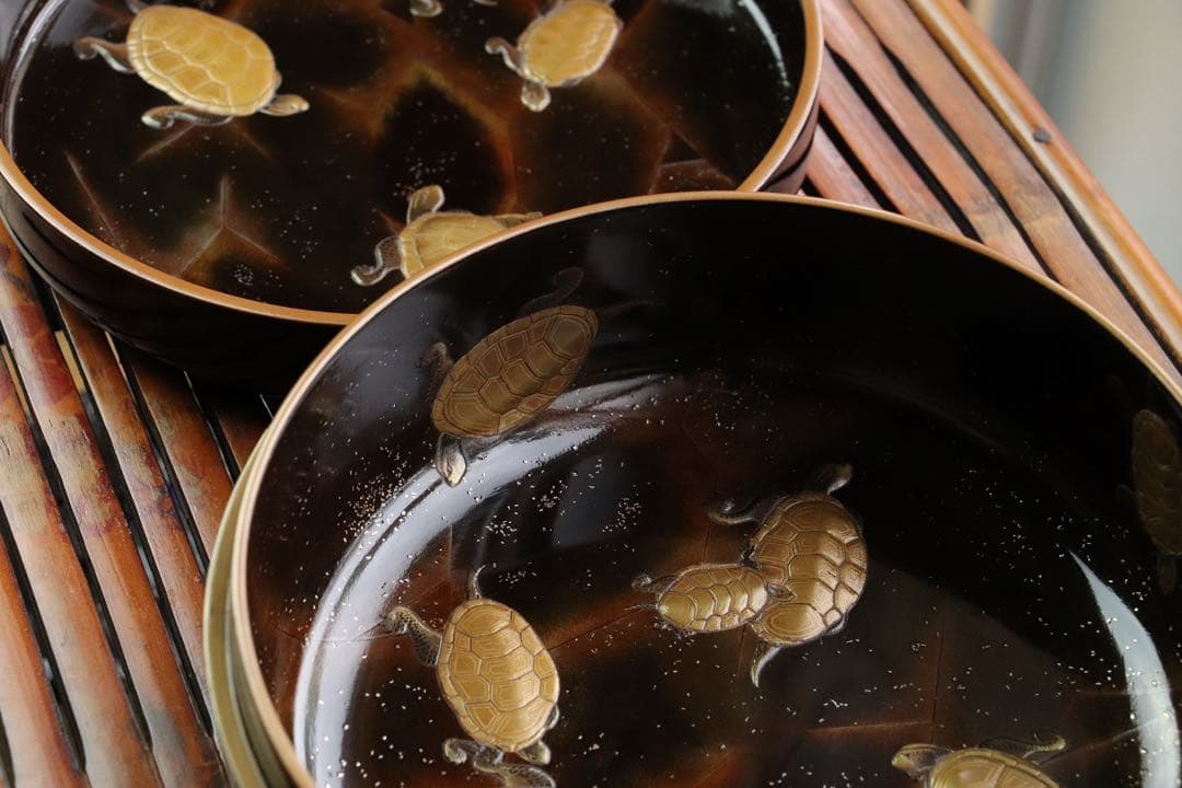 茶道具　古い食籠　雪輪に梅　亀　金蒔絵　闇蒔絵　木製　菓子器　梨子地　漆器　亀甲