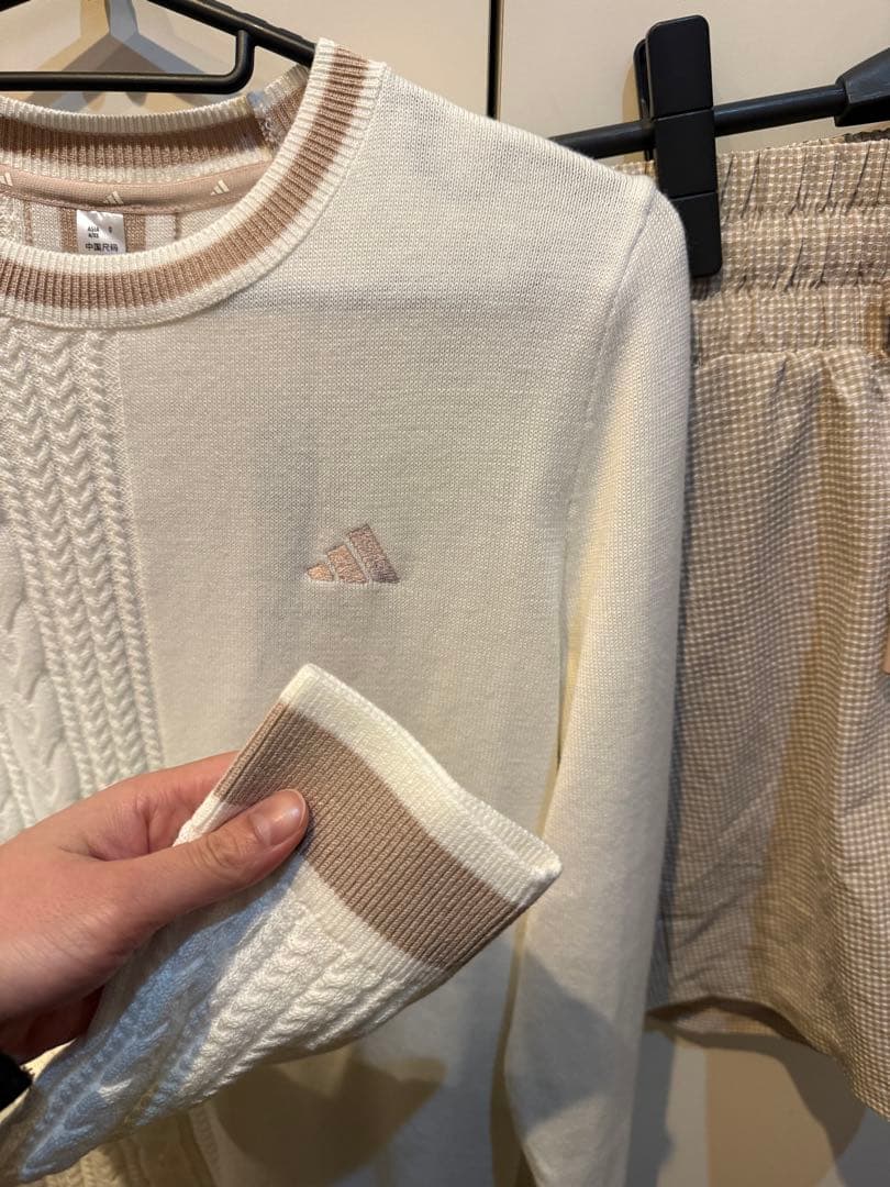 adidas 白ニットとベージュキュロットセット