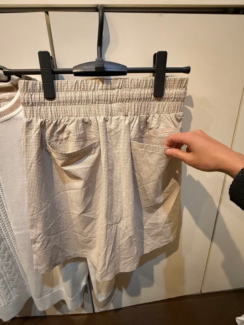 adidas 白ニットとベージュキュロットセット