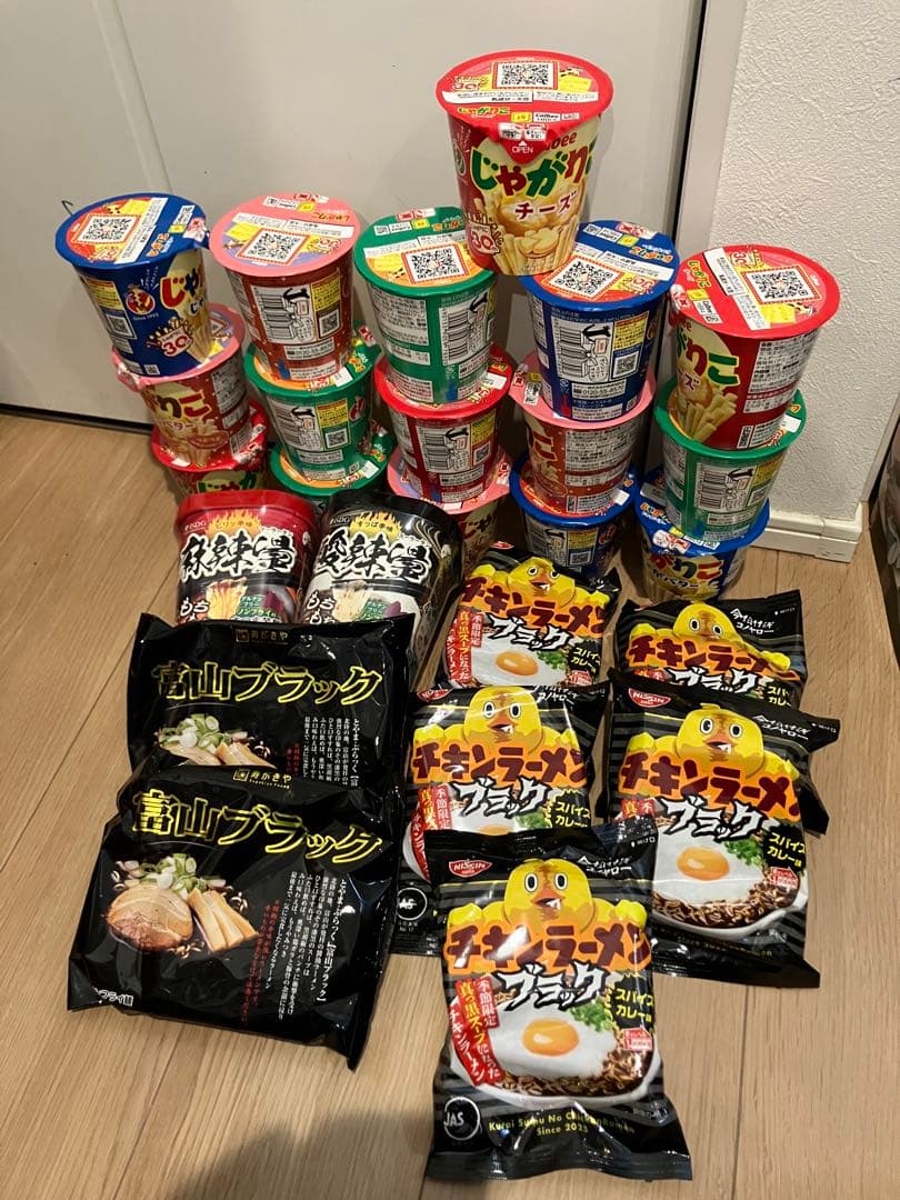 カップ麺　お菓子大容量