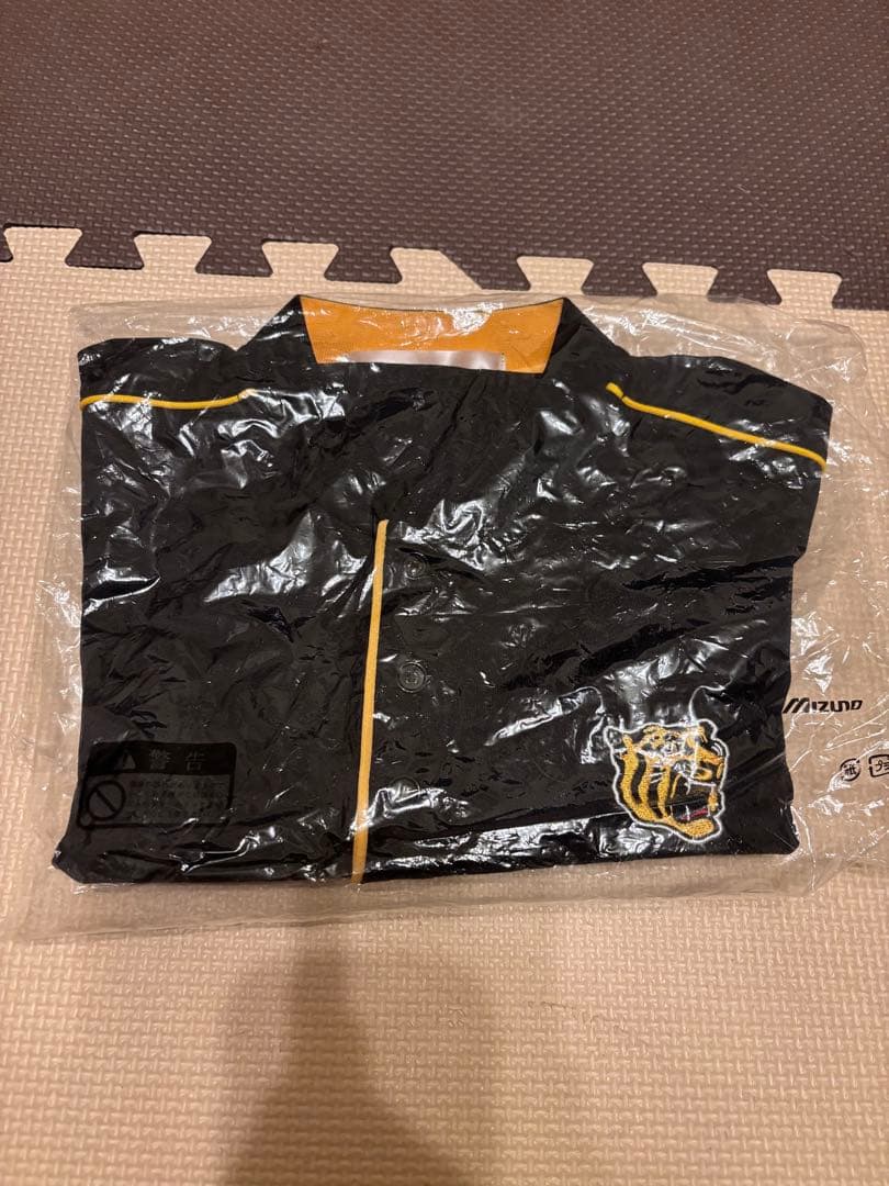阪神Tigers 応援バッグ ＋応援服5着＋タオル2枚＋クッション＋うちわ