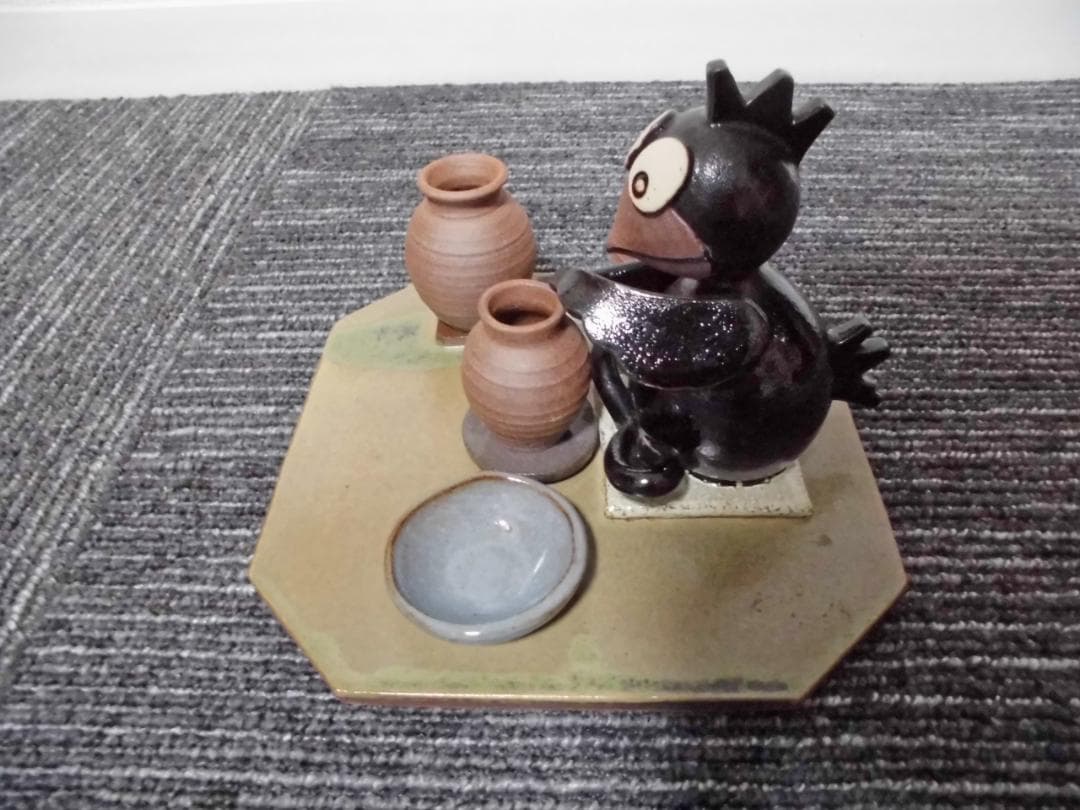 丹波焼　愛嬌のある陶器の置物　カラスの陶芸家　リビングのインテリアに　日本六古窯