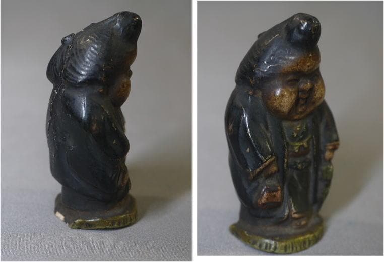 小さな可愛いお福さん　傘とバッグを持つ立ち姿　お多福　おかめ　福の神　土人形