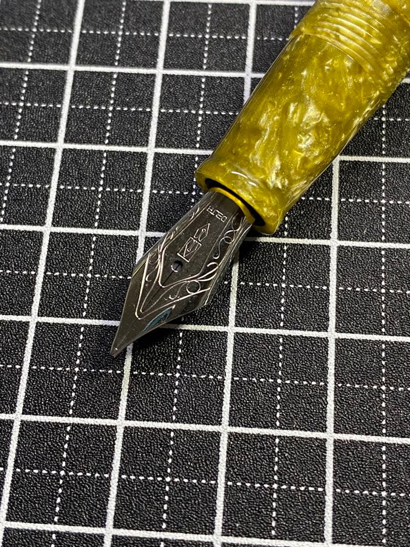 DELTA Vintage Acid-green 万年筆　字幅F