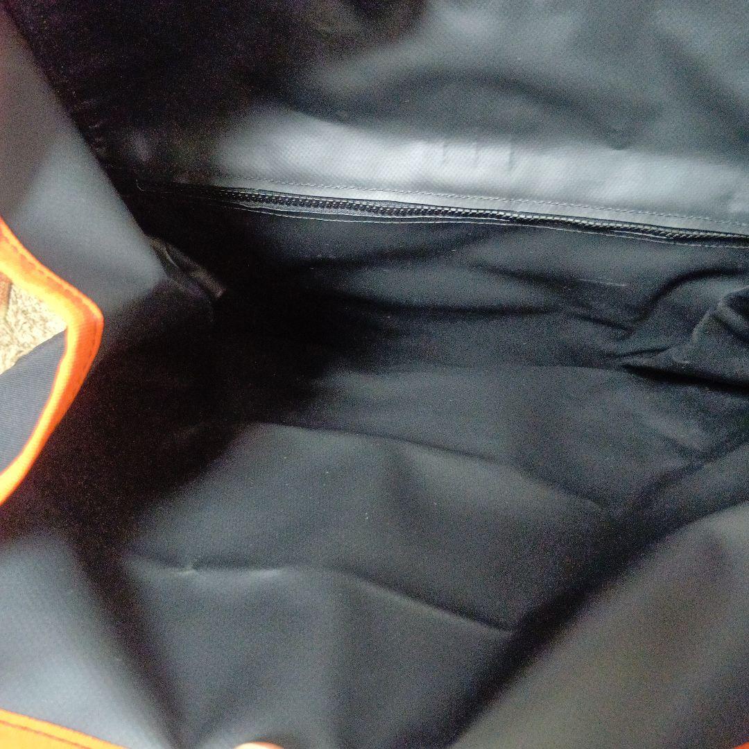 スペースエイジ　大型ナイロンメッセンジャーバッグ 黒/オレンジ