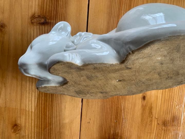 白磁焼の眠り猫