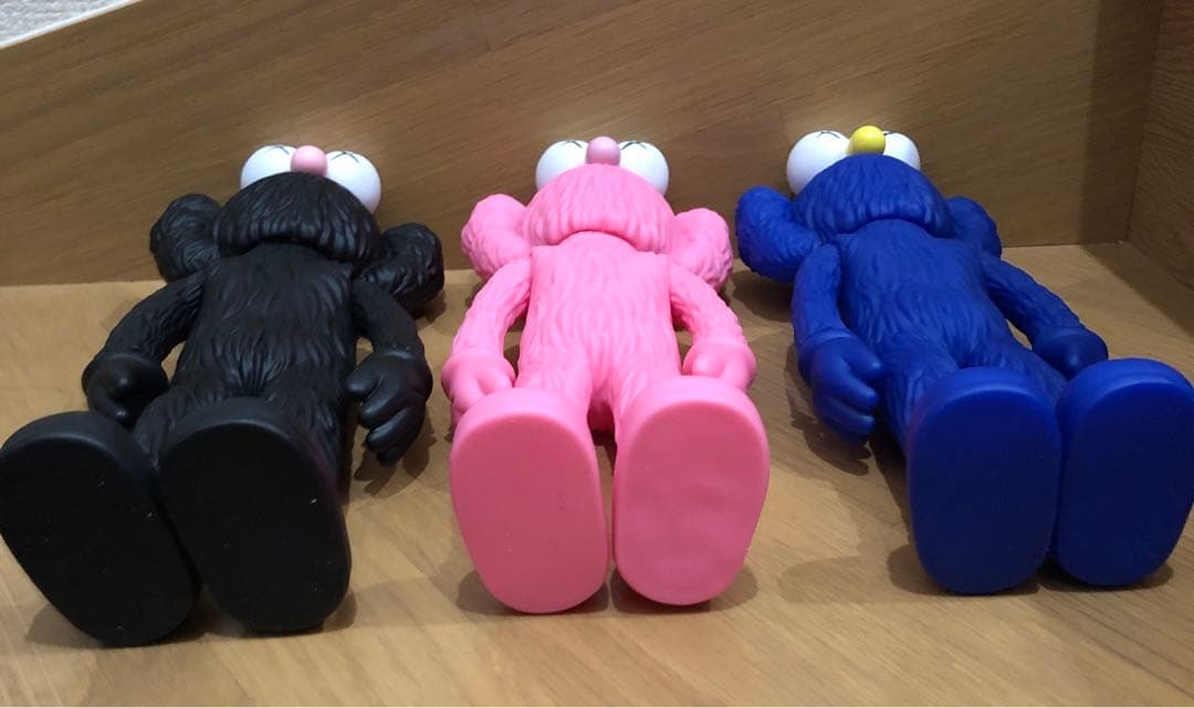 KAWS カウズ モチーフフィギュア ブラック ピンク ブルー フィギュア 3体