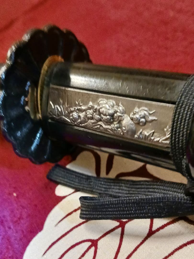 脇差し黒拵え(超薄刃)　化粧小柄付き　鉄鐔(京菊鐔)　刃文.備前伝(互ノ目乱れ)