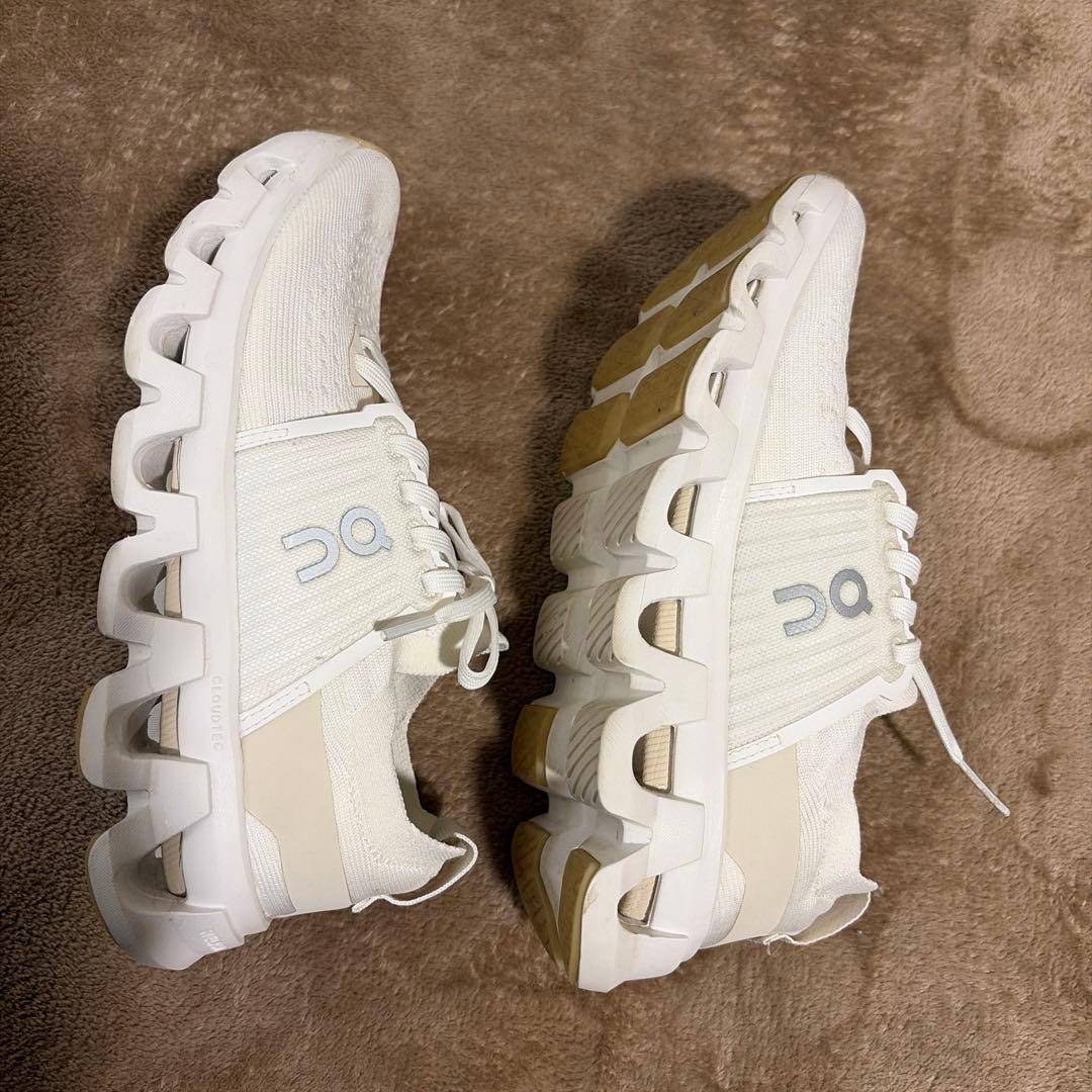 美品　On スニーカー　シューズ 23cm