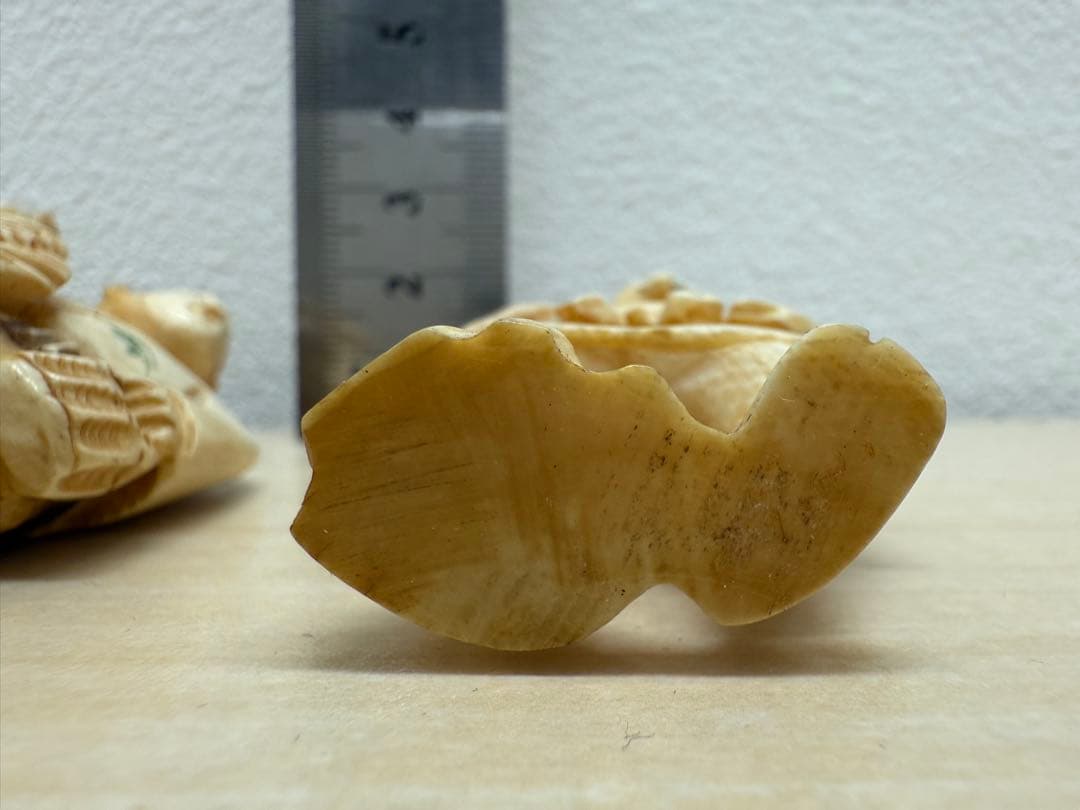 B*i様 時代提げ物 人物根付 天然素材 銘あり 2体セット