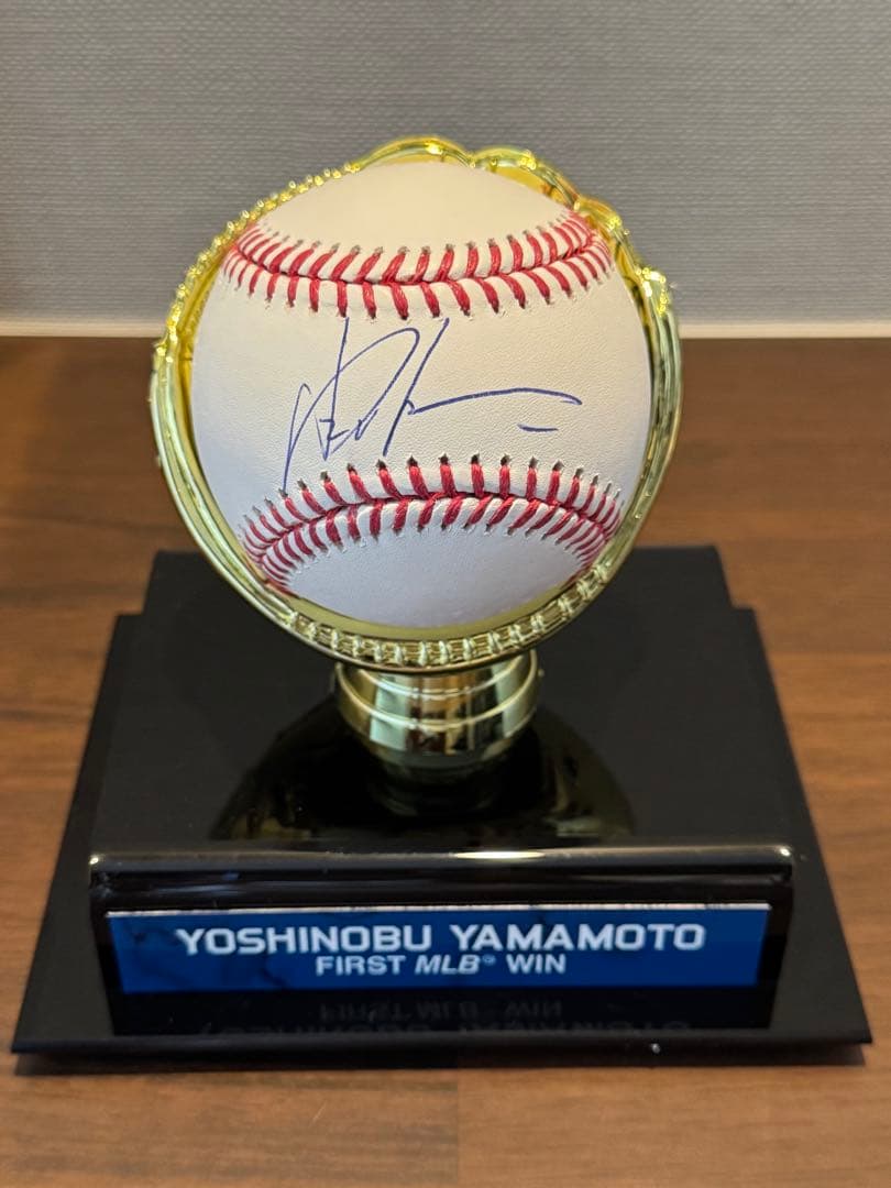 山本由伸　初勝利　ルーキー　直筆サインボール　特製展示ケースセット　限定180個
