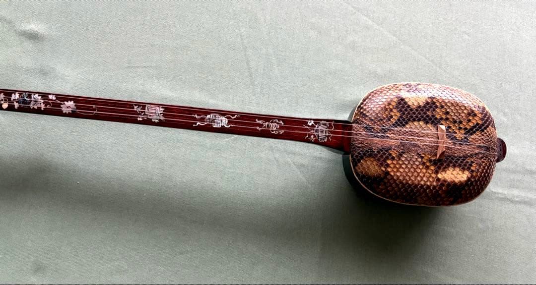 ベトナムの民族楽器ダンタム／螺鈿装飾・蛇皮張りの三弦楽器