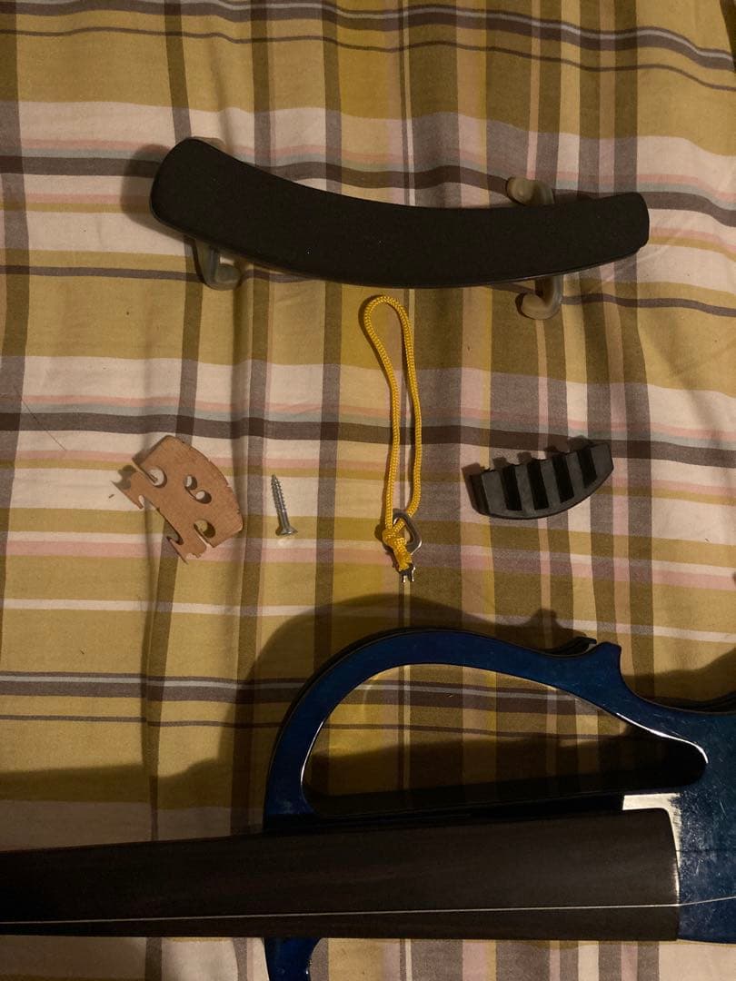 青色エレキバイオリン 本体と弓付き イヤホンはありません。