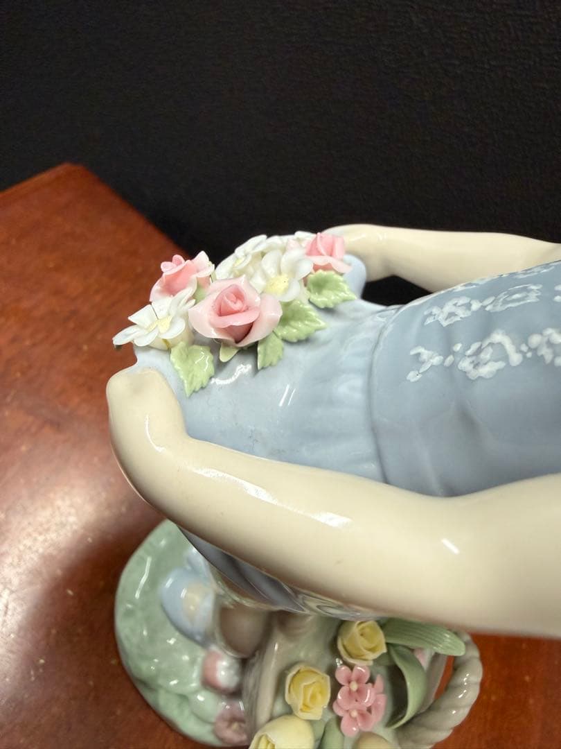 良太　リヤドロ フィギュリン スカートに花いっぱい 展示保管品