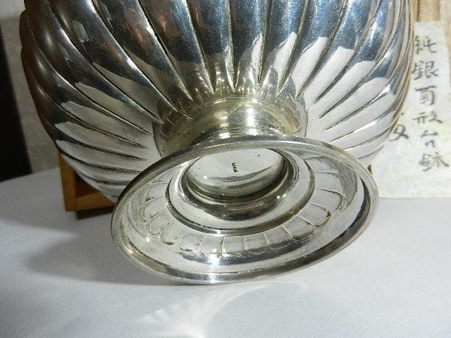 アンティーク骨董純銀製菊形台鉢（概数：口１７㌢、高６㌢、底８㌢、重３００㌘）