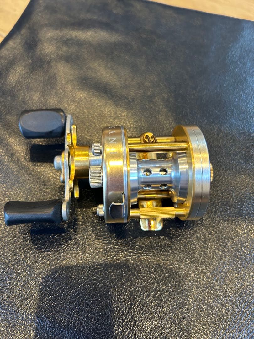 メガバスパッガーニP300シャンパンゴールド左巻き