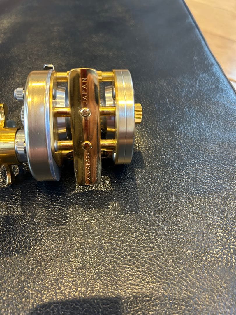 メガバスパッガーニP300シャンパンゴールド左巻き