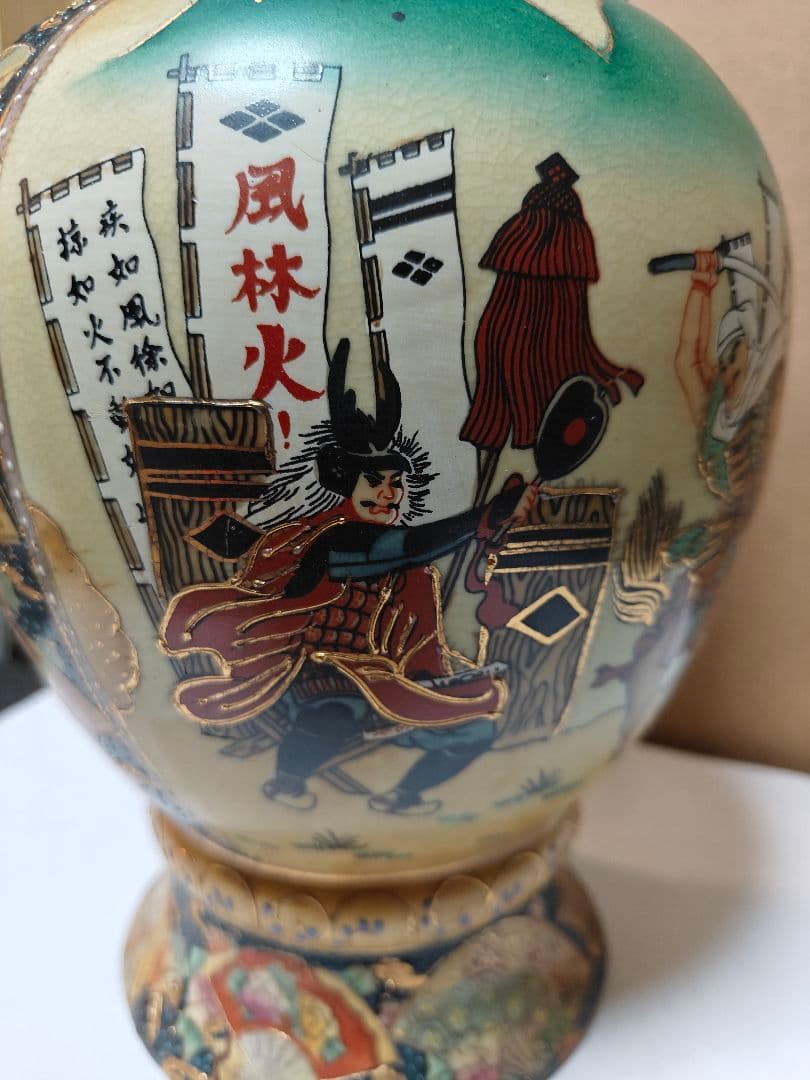 日本の伝統的な絵柄が施された陶器の花瓶非常にまれ