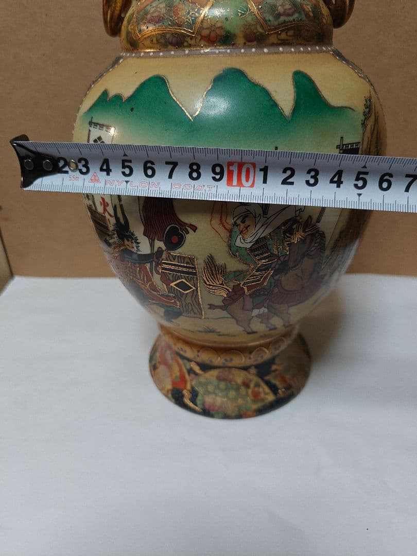 日本の伝統的な絵柄が施された陶器の花瓶非常にまれ