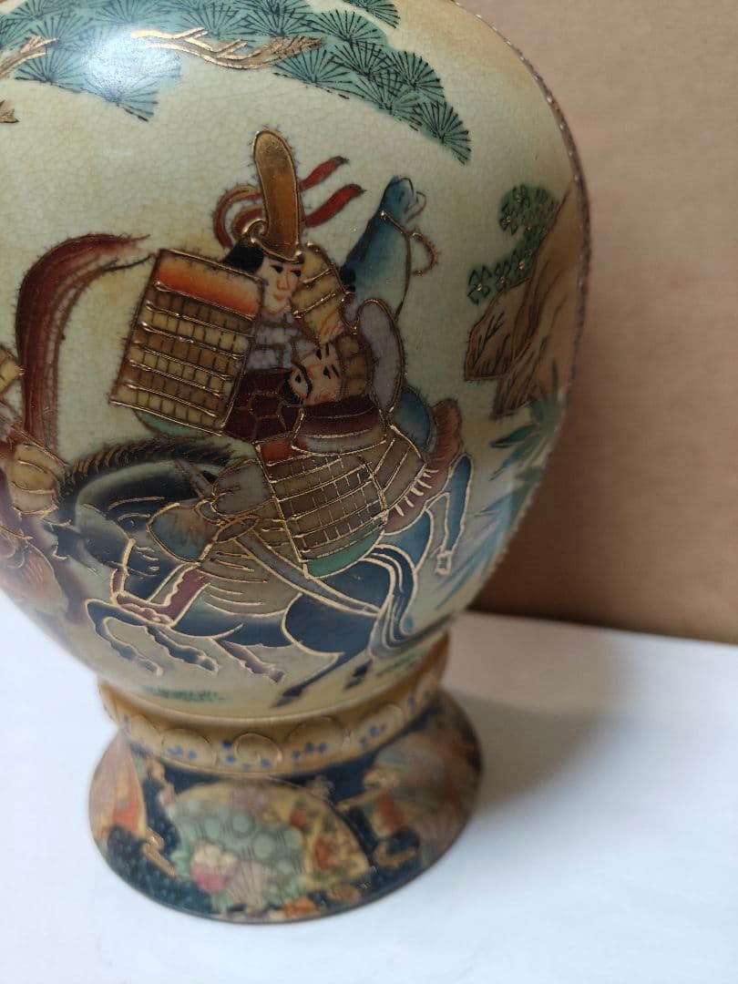 日本の伝統的な絵柄が施された陶器の花瓶非常にまれ