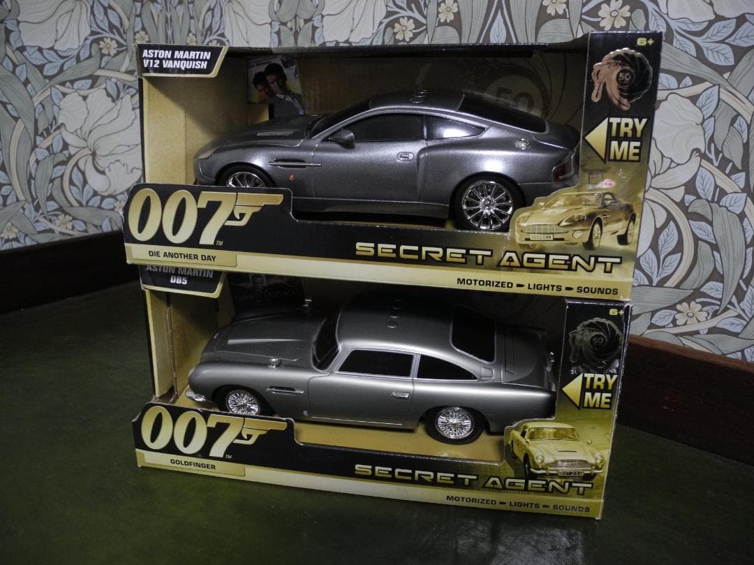 【ギミック満載】アストンマーチン DB5 & V12 Vanquish の２台