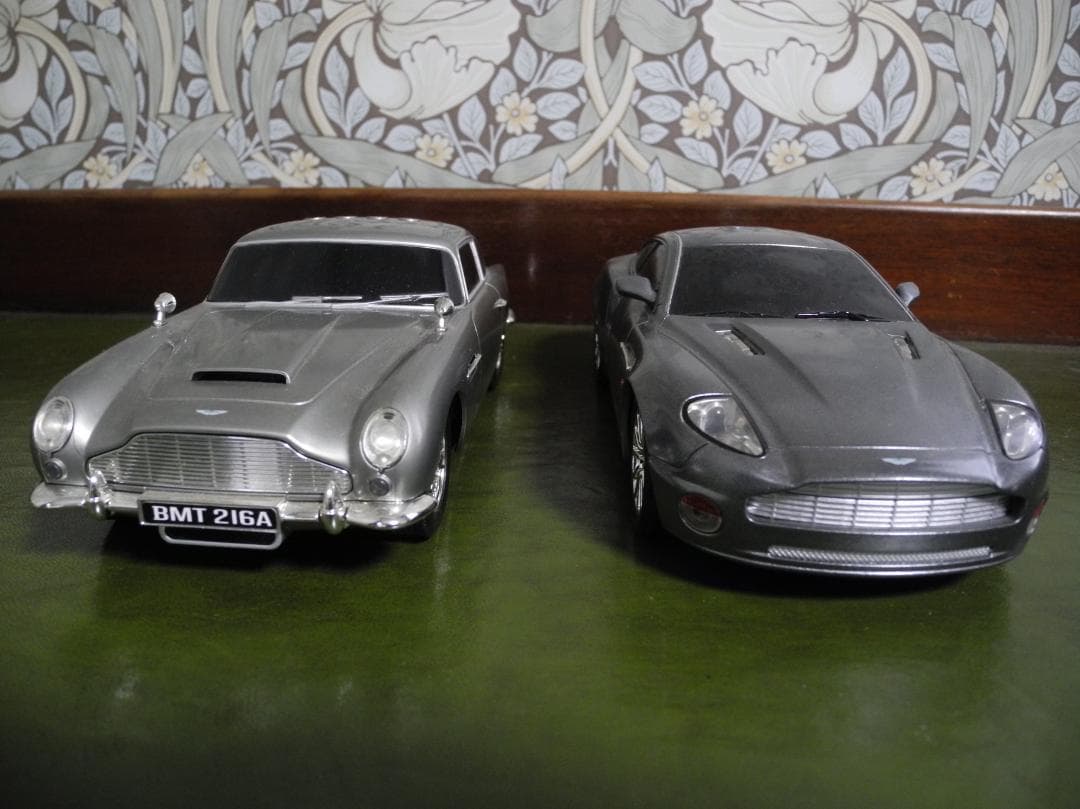 【ギミック満載】アストンマーチン DB5 & V12 Vanquish の２台
