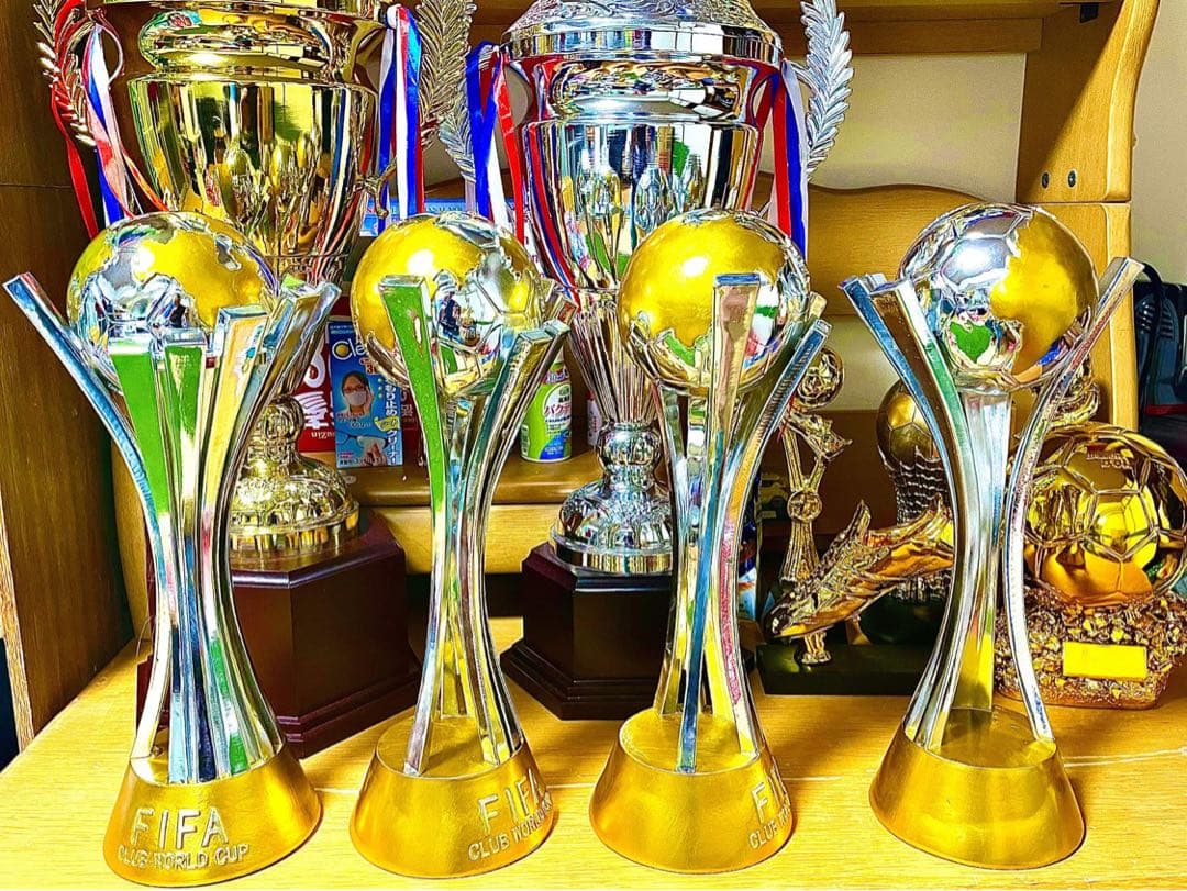 FIFAクラブワールドカップトロフィー、メタル製