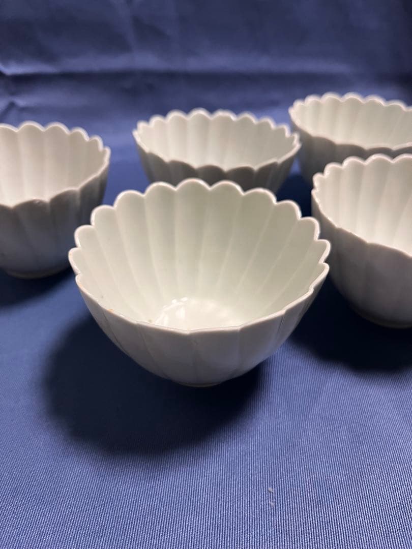 骨董　古伊万里　白磁　菊弁　向付　江戸中期　5個(共箱あり) 2個ホツあり